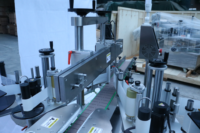 Ligne de production de machine d'étiquetage de bouchage de remplissage de liquide de bouteille à faible viscosité de 50ml-1000ml avec bande transporteuse