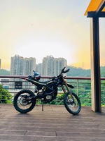 Moto tout-terrain Sur Ron Ultra Bee 21kW 74V 60Ah avec suspension 240mm, pneus 19/18, idéale pour la boue, les rochers, le sable, les pentes raides, les aventures hors route