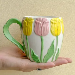 La migliore vendita a forma di tulipano giallo e rosa Design in rilievo coreano tazza da caffè in ceramica tazza d'acqua