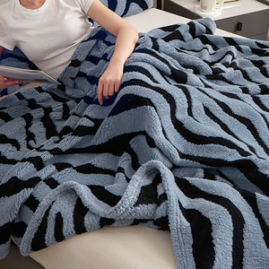 Morbida e <span class=keywords><strong>Confortevole</strong></span> Coperta in Flanella Lavorata a Maglia con Stampa Leopardata Nordica, Essenziale per la Casa, Regalo per Uomini e Donne - Product Image 4