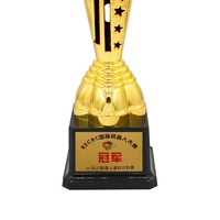 Vente en gros de trophées sportifs créatifs rouge et or Usine de trophées en plastique Nouveau design Logo sur mesure Artisanat en plastique pour trophée