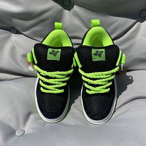 Niche origineel ontwerp casual broodjes-schoenen dames grote maat paar verdikte tong fluorescerend groen schedelpatroon mesh stof - Product Image 2