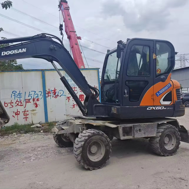 High Quality Used Doosan DX60 DX60WN Wheeled Excavator in Perfect Condition 6 Ton Mini Wheel Excavator Factory Direct Sales