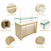 Maßgefertigte Steinverkleidung Goldener Metallrahmen Schmuck-Vitrine LED-Beleuchtung Glas-Top-Schaukasten Halsketten-Shop Großhandel Einkaufszentrum