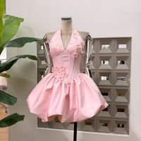 Robe trapèze en dentelle et tissu pongé, col en V, à bretelles, avec jupe bouffante à motif floral et détails en arêtes de poisson, style boutique