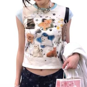 เสื้อครอปพิมพ์ลายแมวน่ารักสไตล์วินเทจสำหรับผู้หญิง แขนสั้นทรงเข้ารูป คอวี แต่งขอบเสื้อสีตัดกัน สไตล์ Y2K - Product Image 1