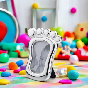 Персонализированная фоторамка из серебра с дизайном детской ножки — лучший подарок на память о малыше, идеальный подарок на выписку или беби-шауэр. - Product Image 4