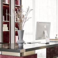 Escritorio de Oficina en Casa de Lujo con Estantería LED, Superficie de Madera, Base de Terciopelo, Estación de Trabajo Ejecutiva Personalizada, Ecológica, para Hotel o Apartamento
