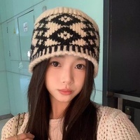 Bonnet en laine jacquard vintage à motif losanges pour femme, design de niche, style Fair Isle, avec bouton, collection automne-hiver, vente en gros transfrontalière