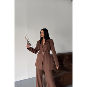 Conjunto de Chaqueta y Pantalones Marrones para Mujer con Detalle de Cinturón de Cadena, Elegante Traje - Product Image 1