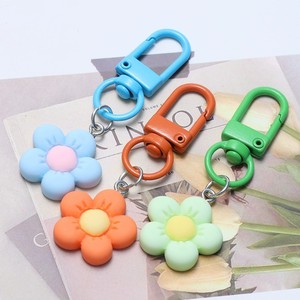 CHENXI Llavero Colgante de Flor Margarita Pequeña Popular en Instagram, Accesorio Lindo para Bolsos y Fundas de Teléfono - Product Image 3