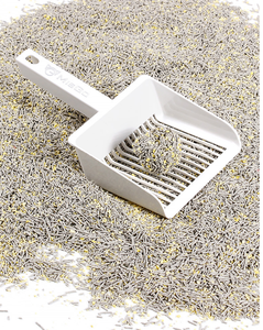 Rápido y sin esfuerzo, la pala para arena de tofu para gatos con sistema de chorro de agua permite el descarga directa de excrementos. - Product Image 2