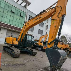 Excavatrice sur chenilles Hyundai 220lc-9s d'occasion, modèle 2023, poids opérationnel de 22 tonnes, système hydraulique moyen, moteur, boîte de vitesses, PLC - Product Image 1