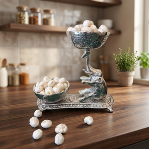 Cuenco Elevado de Plata con Adornos de Elefante y Base Esculpida, Detalle Metálico Hecho a Mano para Mesa de Lujo y Decoración Interior - Product Image 5