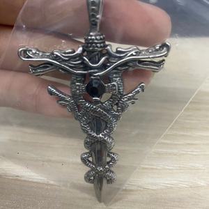Colgante de Acero Inoxidable 316L con Doble Espada de Dragón y Cruz, Piedras Rojas y Azules, Estilo Gótico, Brujería, Animal, Vintage - Product Image 5