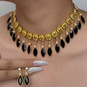 Ensemble de bijoux 2 pièces : Collier ras-du-cou rétro doré à motif floral et boucles d'oreilles pendantes assorties, avec perles de cristal noir, cadeau unique - Product Image 1
