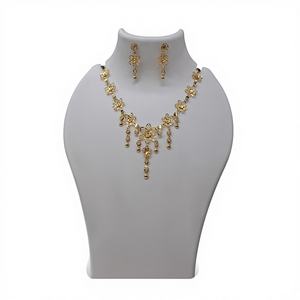 Ensemble de collier à pendentif floral doré avec motifs floraux complexes et boucles d'oreilles assorties pour femmes, bijoux traditionnels - Product Image 2