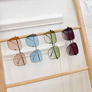 แว่นกันแดด Qianai 2023 รุ่นใหม่ กรอบสี่เหลี่ยมขนาดใหญ่ ป้องกันรังสียูวี 400 สำหรับทุกเพศทุกวัย กรอบสีทอง เลนส์ AC ป้องกันแสงได้ 3 ระดับ - Product Image 1