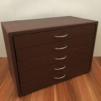 Valise à lunettes, vitrine à lunettes, présentoir à lunettes