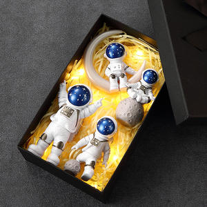 Figura <span class=keywords><strong>de</strong></span> Astronauta <span class=keywords><strong>de</strong></span> Resina Ecológica para Decoración <span class=keywords><strong>de</strong></span> Sala <span class=keywords><strong>de</strong></span> Estar o Habitación Infantil, Adorno <span class=keywords><strong>de</strong></span> Hombre del Espacio, Venta al por Mayor, Regalo <span class=keywords><strong>de</strong></span> Navidad - Product Image 4