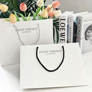 Sac en papier imprimé coloré personnalisé au prix d'usine pour les cosmétiques, les vêtements, les emballages cadeaux avec un design personnalisé - Product Image 1