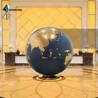 Pièce maîtresse World Globe-Grand art terrestre en fibre de verre pour les atriums d'entreprise et les complexes de luxe (Gold & Blue Earth, base personnalisée)