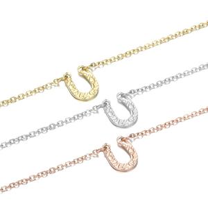 Collier Fer à Cheval Martelé en Acier Inoxydable, Pendentif en Forme de U Plaqué PVD Or 14K, en Titane - Product Image 6