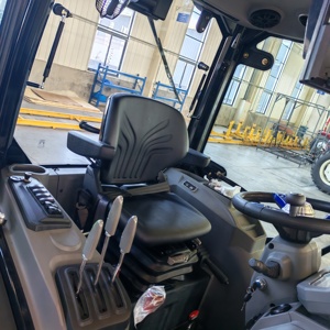 Tracteur robuste 75 CV pour le marché polonais, livraison rapide en <span class=keywords><strong>15</strong></span> <span class=keywords><strong>jours</strong></span>, couleur personnalisée, pneus larges, transmission 8+8, chargeur frontal prêt à l'emploi - Product Image 3