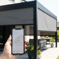 Pergola manuelle en aluminium robuste à toit à persiennes, stores latéraux ajustables, résistante aux ouragans, imperméable, autoportante