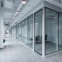 Cloisons de bureau modernes insonorisées en verre avec système modulaire à cadre en aluminium pour écoles, hôpitaux et bureaux