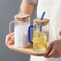 Vente en gros de tasses en verre borosilicate carrées de style minimaliste, résistantes à la chaleur, avec poignée et couvercle colorés