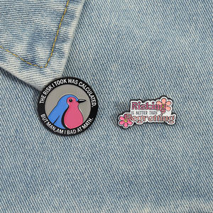 Pin de Esmalte con Frase Divertida y Humorística: 'El Riesgo Es <span class=keywords><strong>Mejor</strong></span> Que el Arrepentimiento', 'El Riesgo que Tomé Fue Calculado', Broche, Insignia de Solapa, Regalo - Product Image 1