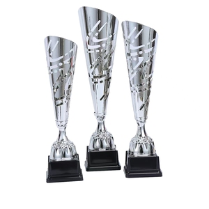 Trofeo <span class=keywords><strong>de</strong></span> balón <span class=keywords><strong>de</strong></span> fútbol dorado <span class=keywords><strong>de</strong></span> alta calidad personalizado al por mayor trofeo <span class=keywords><strong>de</strong></span> bádminton juvenil <span class=keywords><strong>de</strong></span> estilo popular europeo en metal - Product Image 1