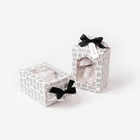 Boîte cadeau pliable en carton ondulé avec fenêtre UV écologique imprimée sur mesure, fenêtre en PVC, ruban et nœud, petit emballage pour cadeaux
