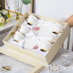 <span class=keywords><strong>Set</strong></span> di <span class=keywords><strong>Tazze</strong></span> da Caffè in Ceramica Moderna all'Ingrosso, Bordo Dorato e Design Floreale Fatto a Mano per Casa e Attività di Ristorazione - Product Image 1