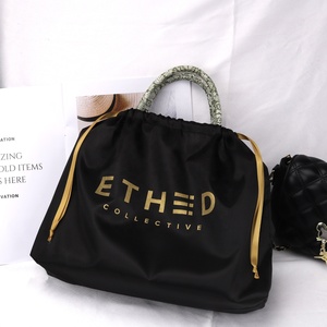 Sac à poussière en satin noir grand format avec logo personnalisé imprimé pour sac à main, cordon de serrage, promotion, pochette en satin mat et soie - Product Image 1