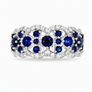 Bague large en or blanc 18 carats avec grappe de saphirs et pavé de diamants, motif ajouré filigrané, bijou de luxe pour femme - Product Image 1