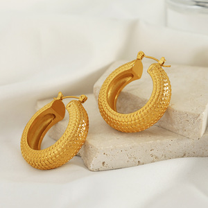 Pendientes de Aro Dorados con Textura, Anillo Elíptico para Uso Diario de Mujer - Product Image 3