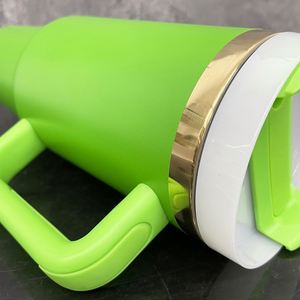 Vasos de 40 oz de color verde navideño con logotipo personalizado grabado con láser y chapado en oro en la parte inferior - Product Image 4