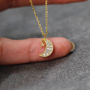 Collana con Ciondolo Luna Placcata in Oro Giallo con Zirconia Cubica, Gioiello di Moda per Uso Quotidiano Femminile, Catena a Maglia Fine - Product Image 1