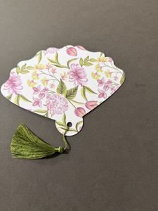 Tarjeta de Itinerario de Boda en Forma de Abanico con Impresión de Vainilla, Borla Verde, Estampado Dorado, Papel Elegante, Impresión Offset, Diseño de Logotipo Personalizado CN - Product Image 1