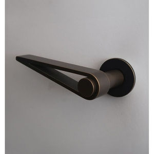 Poignée de porte prête à être expédiée, au design tendance, en métal artisanal, fabriquée à la main, en vente auprès d'exportateurs indiens - Product Image 1