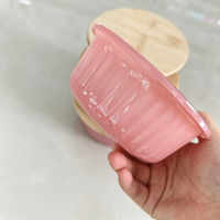Roze gespoten sodakalkglas opbergkommen, geribbelde glazen voedselcontainers met bamboe deksel voor fruit, salade en snacks.