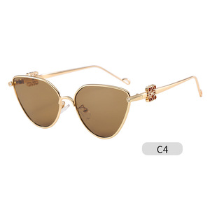 Gafas de lectura magnéticas para hombre con montura plegable y diseño para colgar del cuello - Product Image 4