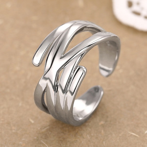 Anello Minimalista Elegante e Futuristico, Gioiello di Moda Trendy per Donne, Uso Quotidiano, Regalo Chic - Product Image 1
