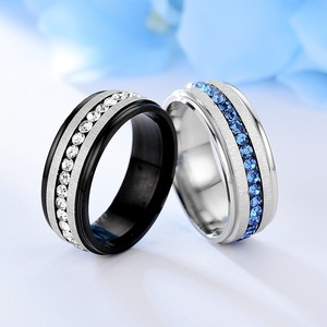 Anel de Aço Inoxidável com Strass para Homens e Mulheres, Faixa Prateada ou Preta com Cristais Azuis ou Transparentes - Product Image 1