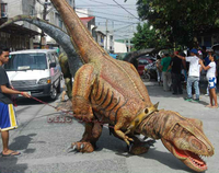 Park etkinliği dinozor kostümü ile gerçekçi yürüyüş göster