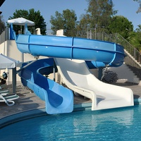 Toboggan aquatique coloré en fibre de verre pour parc aquatique extérieur, idéal pour les aires de jeux aquatiques scolaires