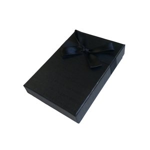 Boîte cadeau rigide de luxe noire personnalisée et écologique avec support intérieur en éponge et gaufrage pour foulards, cravates et petits vêtements - Product Image 3