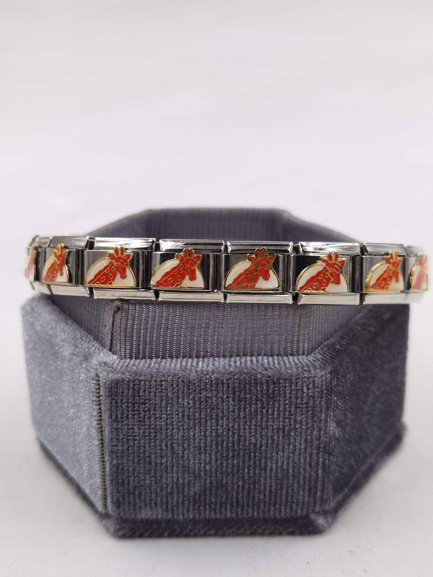 009- Mijin-Jirafa blanca borde de plata